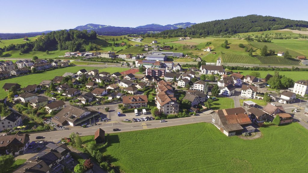 Sonnenwiese inmittem vom Dorf Wangen